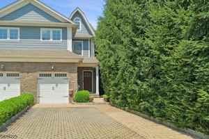 featured image of 61B Mechanic St