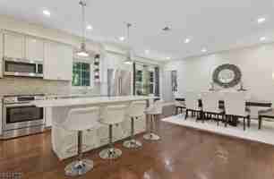 featured image of 61B Mechanic St