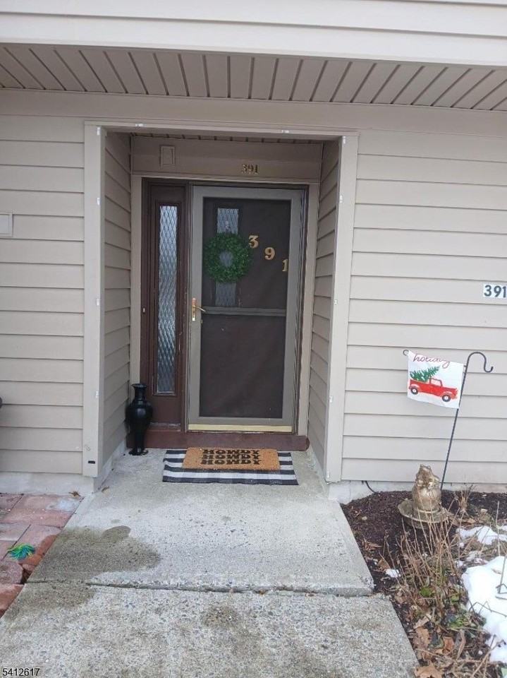 391 Mohegan Cir - Photo 2 of 14