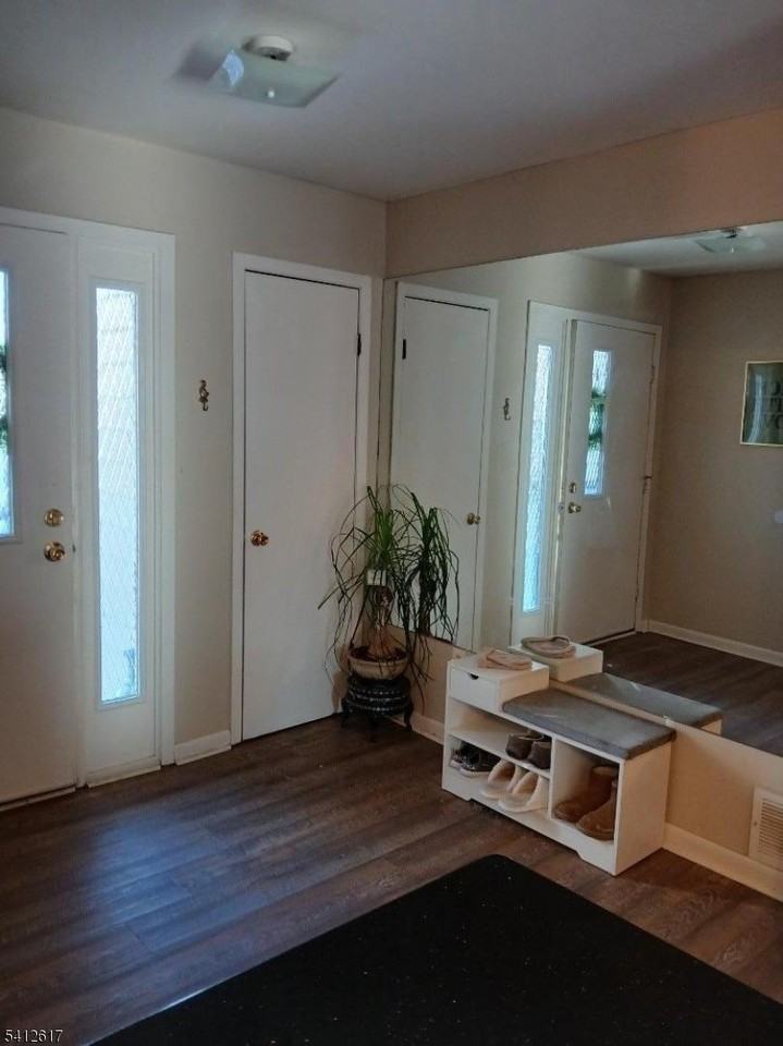 391 Mohegan Cir - Photo 3 of 14