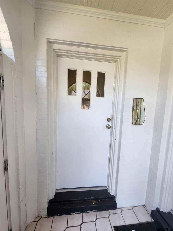 608 W 3rd St Apt B - Photo 2 of 21