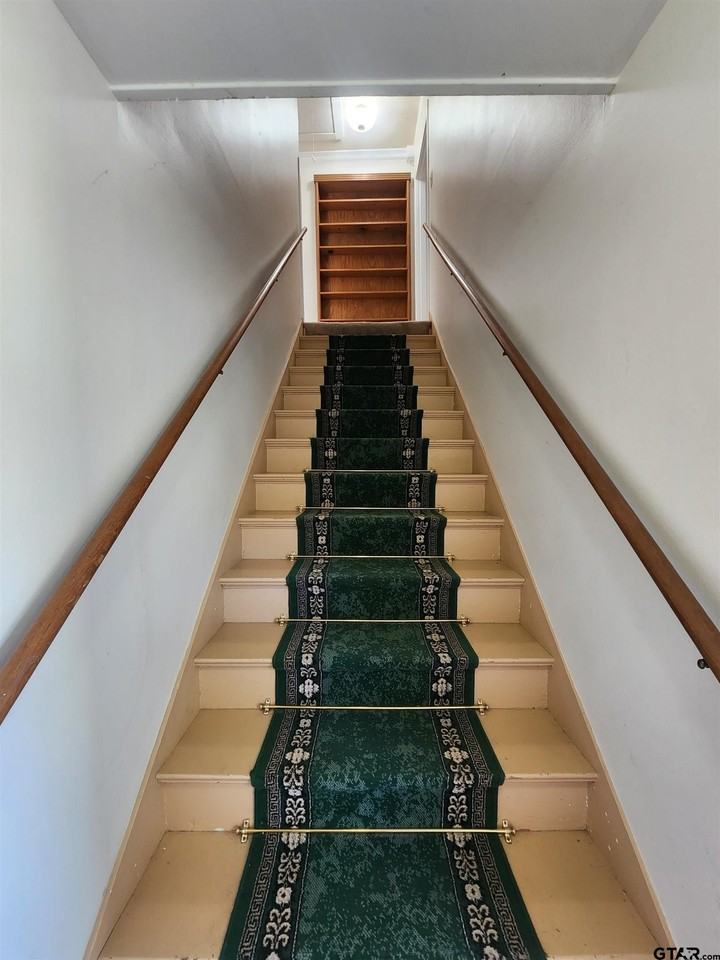 608 W 3rd St Apt B - Photo 3 of 21