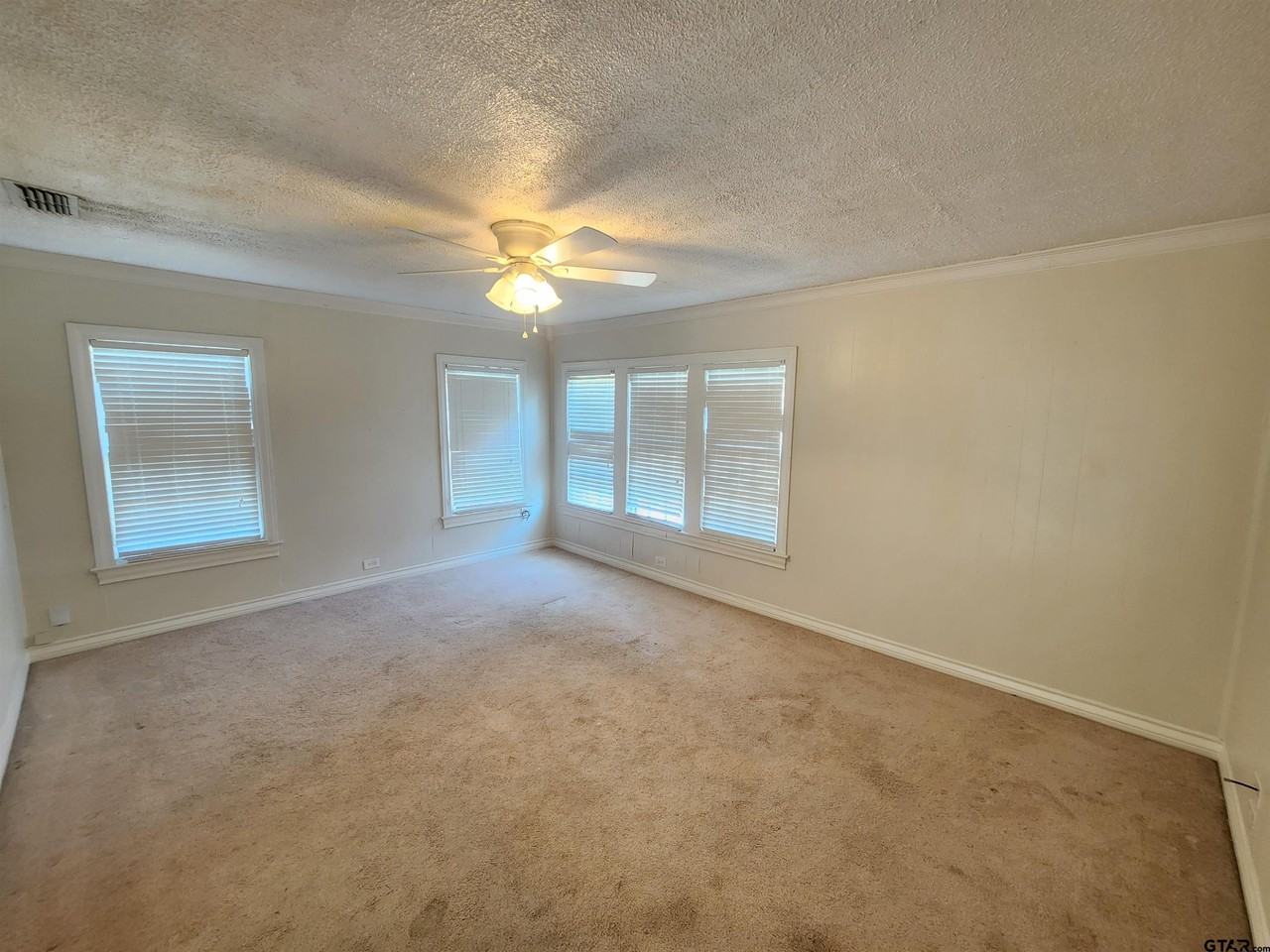 608 W 3rd St Apt B - Photo 4 of 21