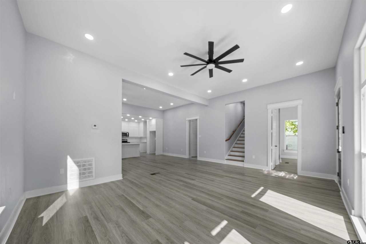 917 N Jackson St - Photo 7 of 32