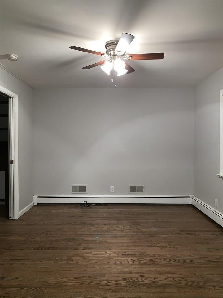 933 Lafayette Ave - Photo 5 of 9