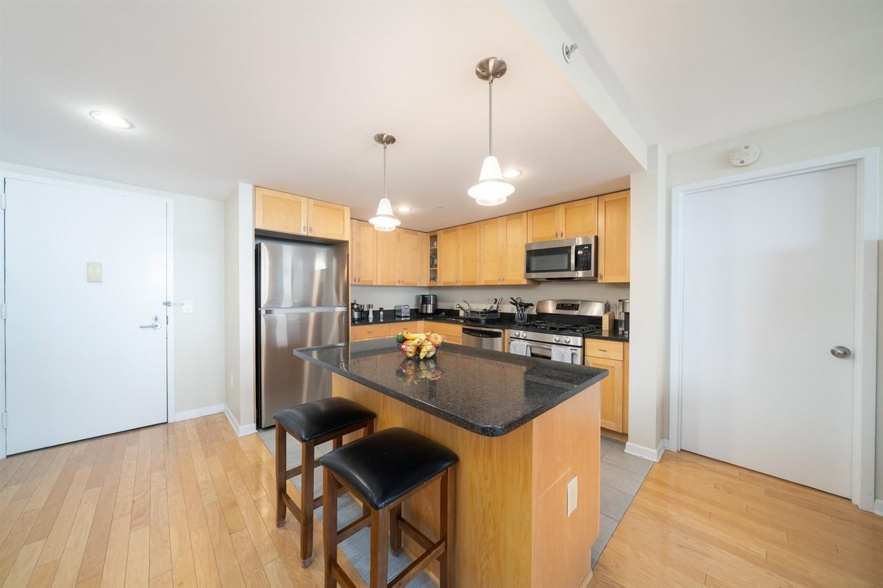 700 Grove St #11R - Photo 3 of 22