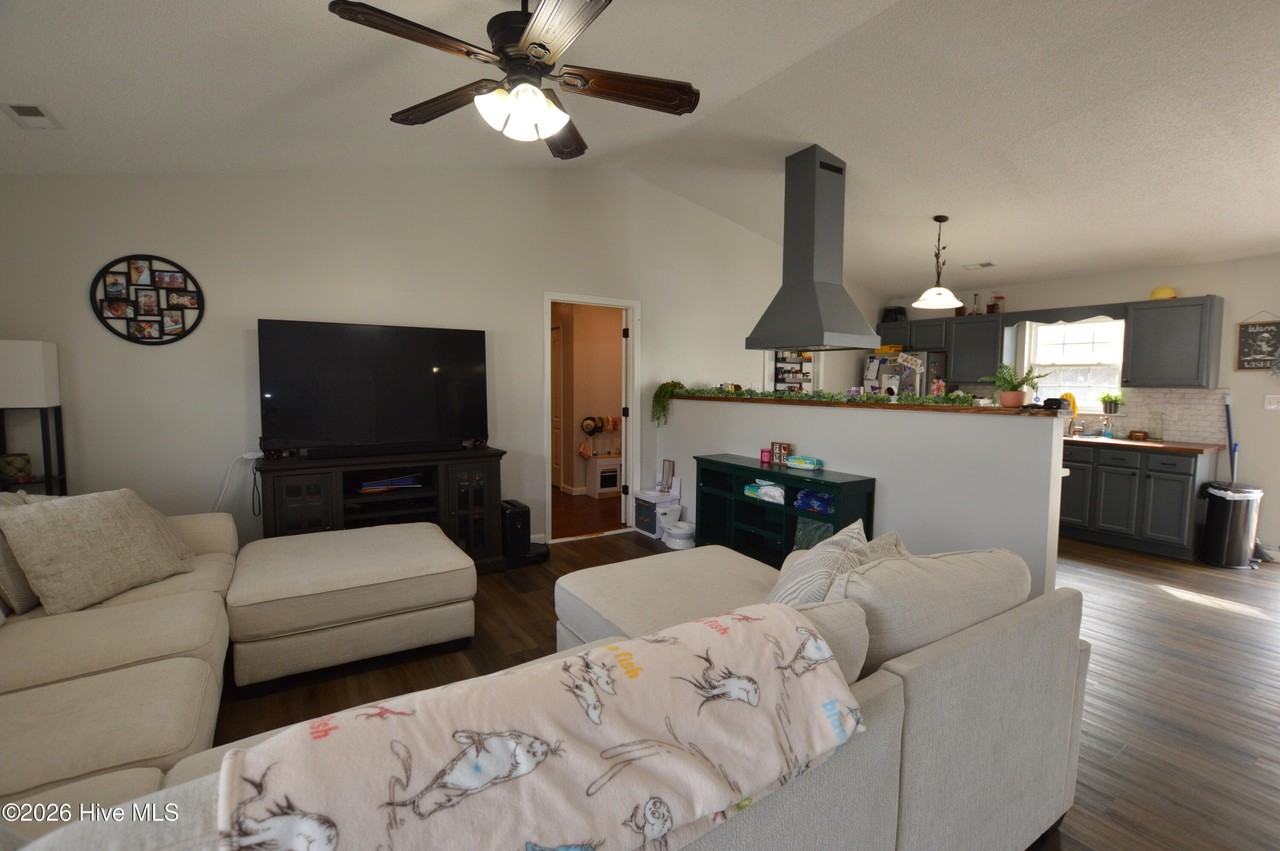 105 Potomac Ct - Photo 2 of 24