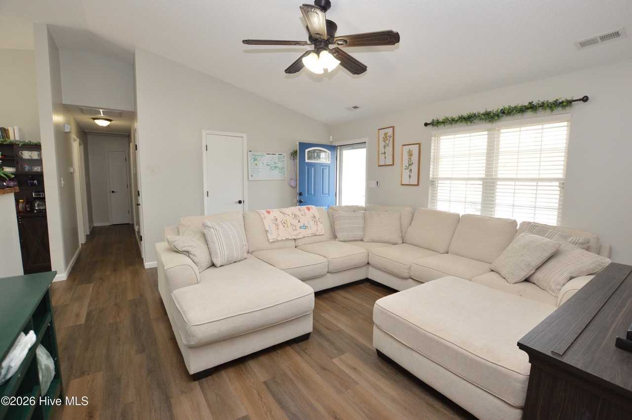 105 Potomac Ct - Photo 3 of 24