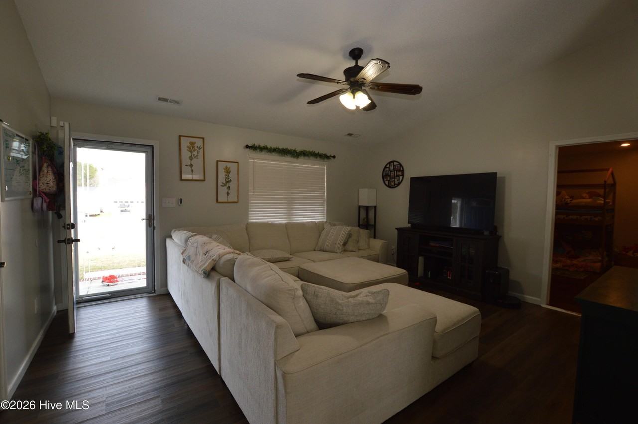 105 Potomac Ct - Photo 4 of 24