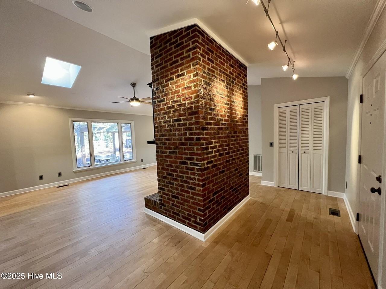 376 Grove Rd - Photo 7 of 48