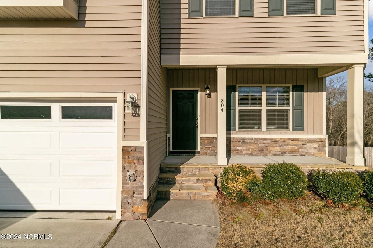 204 Sandy Springs Rd - Photo 3 of 32