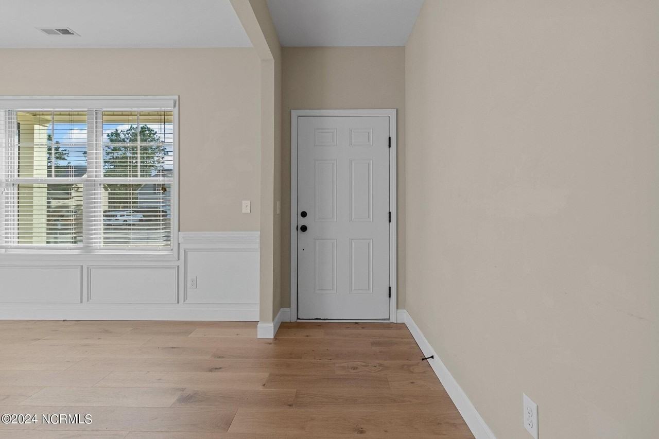 204 Sandy Springs Rd - Photo 4 of 32