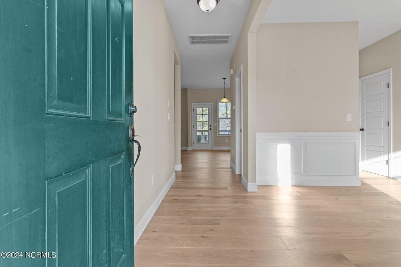 204 Sandy Springs Rd - Photo 7 of 32