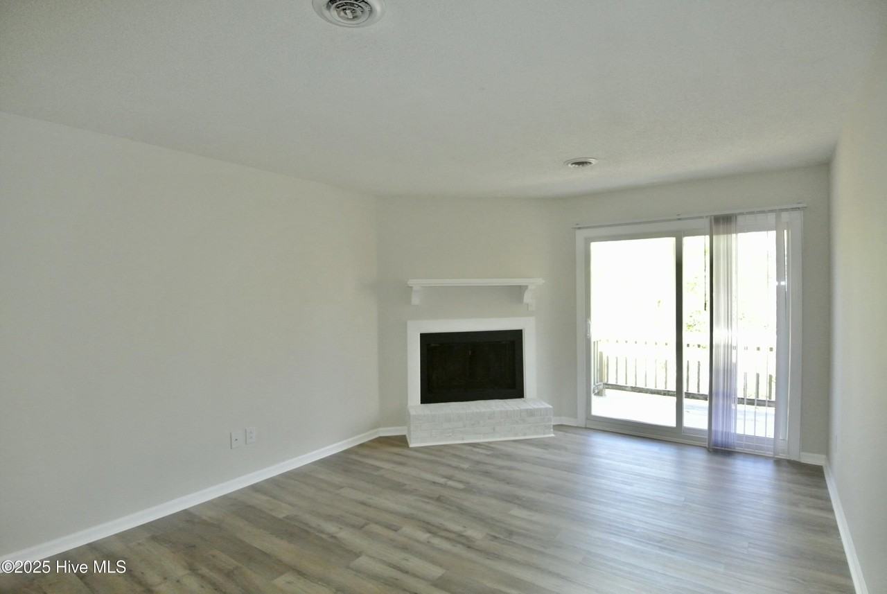 1727 Elmwood St Apt D - Photo 2 of 15