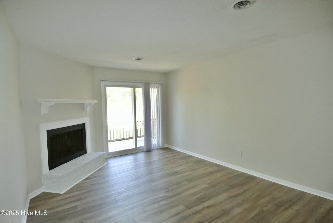 1727 Elmwood St Apt D - Photo 3 of 15