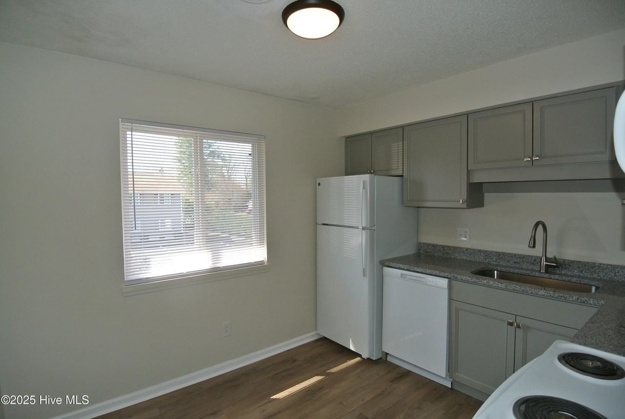 1727 Elmwood St Apt D - Photo 5 of 15