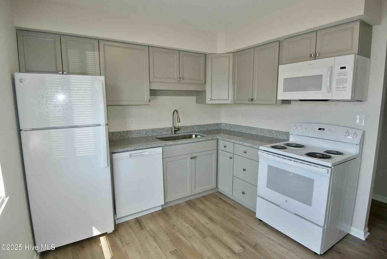 1727 Elmwood St Apt D - Photo 6 of 15