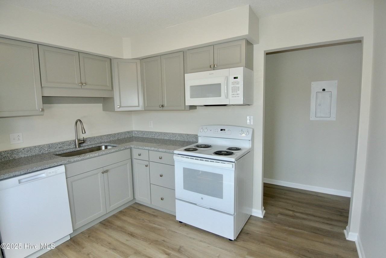 1727 Elmwood St Apt D - Photo 7 of 15