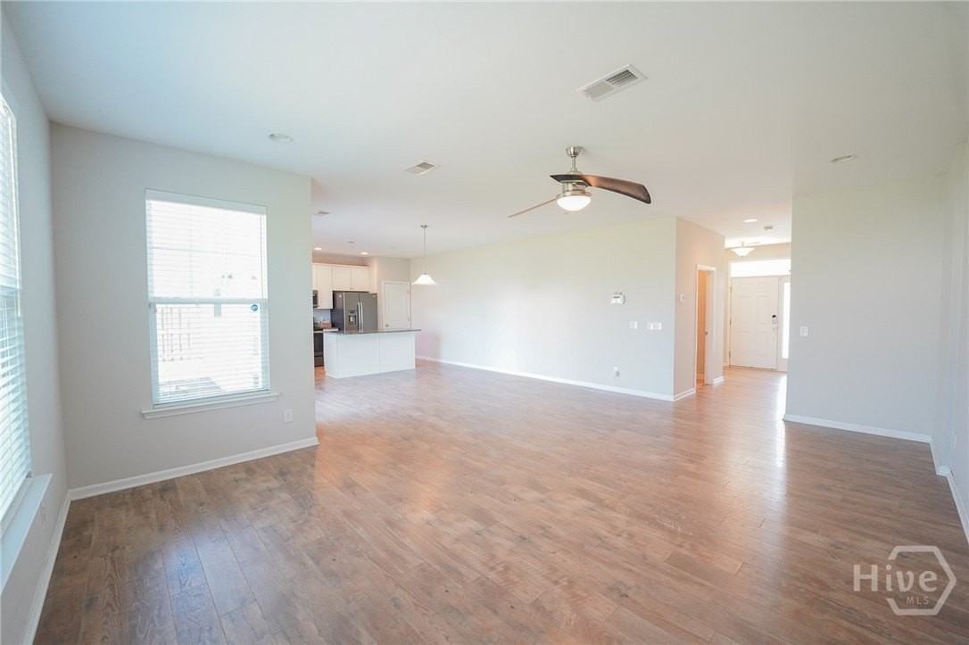 215 Shelton St - Photo 3 of 37