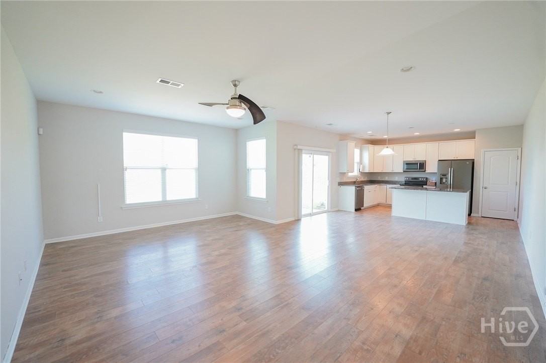 215 Shelton St - Photo 4 of 37