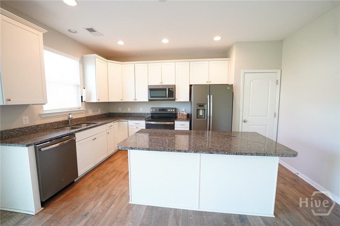 215 Shelton St - Photo 5 of 37