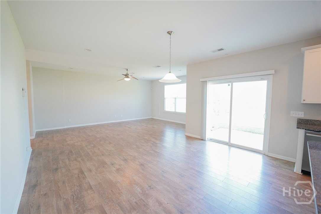 215 Shelton St - Photo 7 of 37