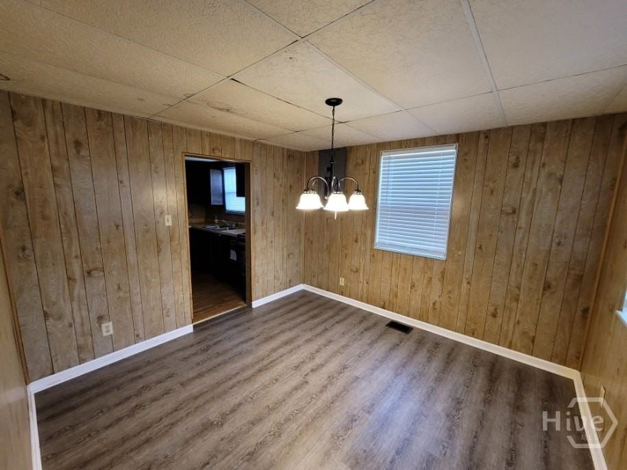 127 Laurel St - Photo 4 of 15