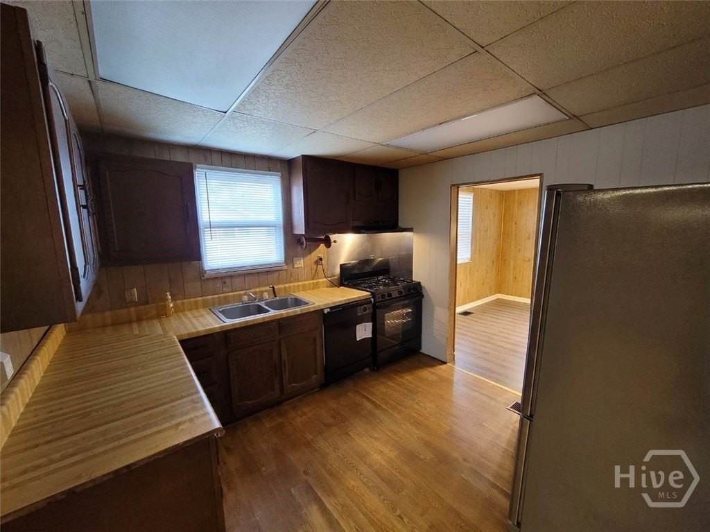 127 Laurel St - Photo 5 of 15