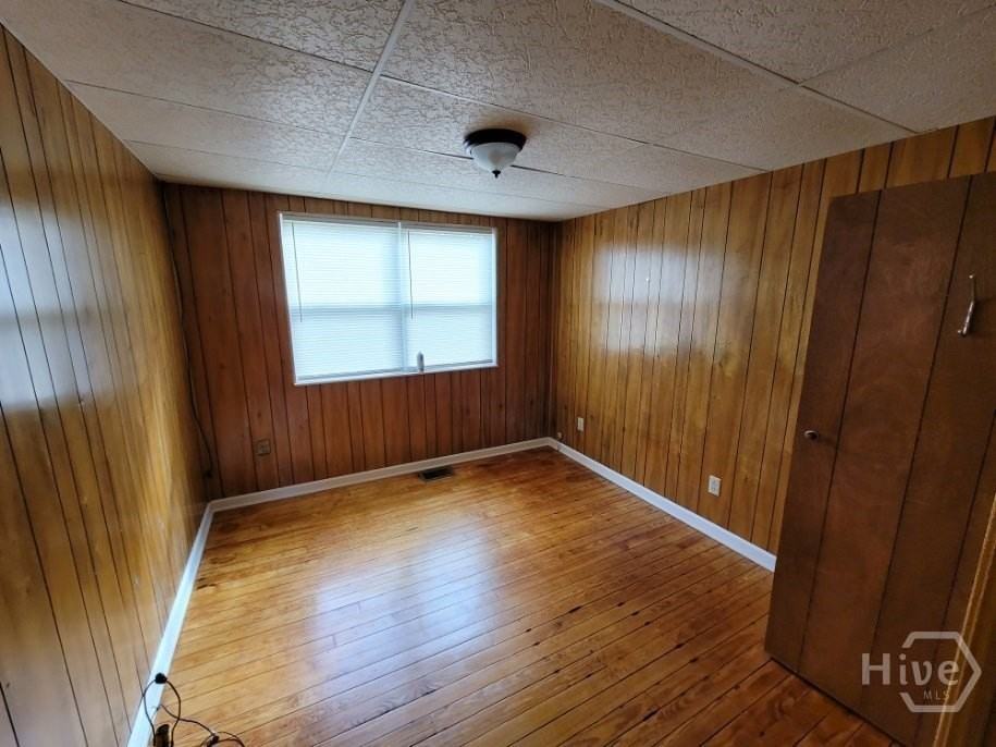 127 Laurel St - Photo 7 of 15