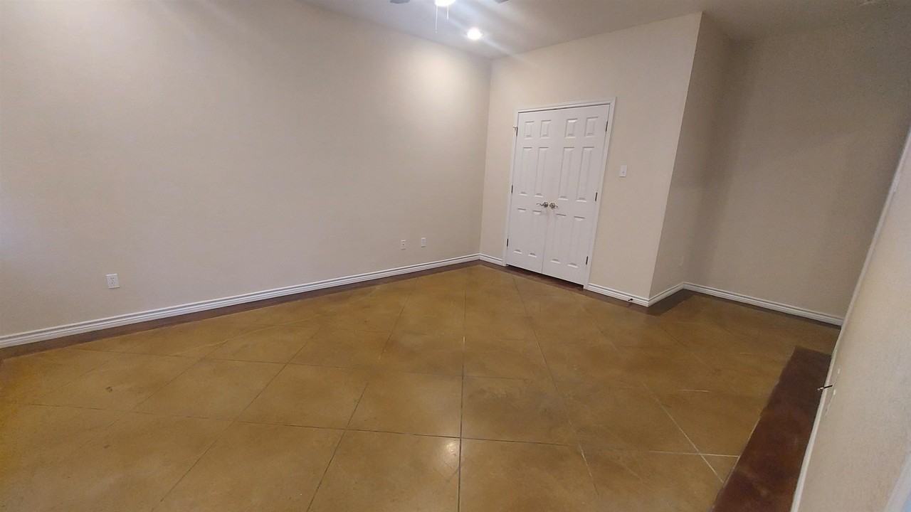 1504A Claremont Cir - Photo 3 of 11