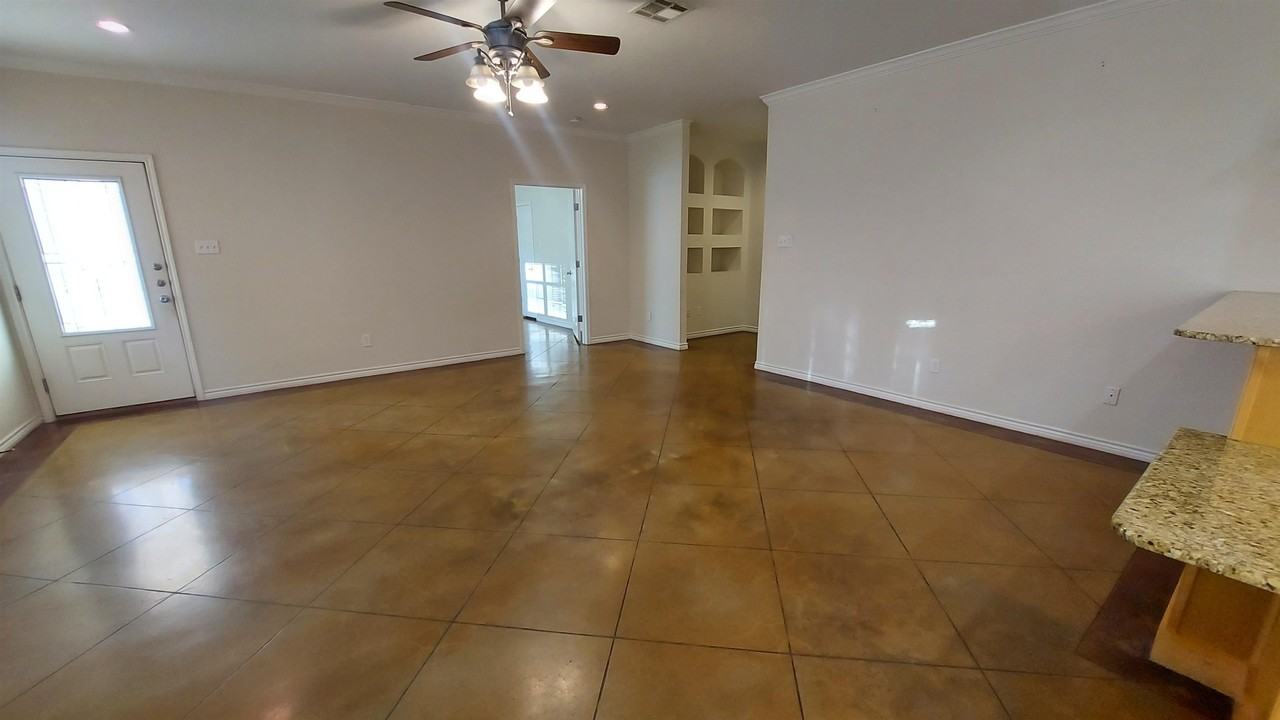 1504A Claremont Cir - Photo 4 of 11