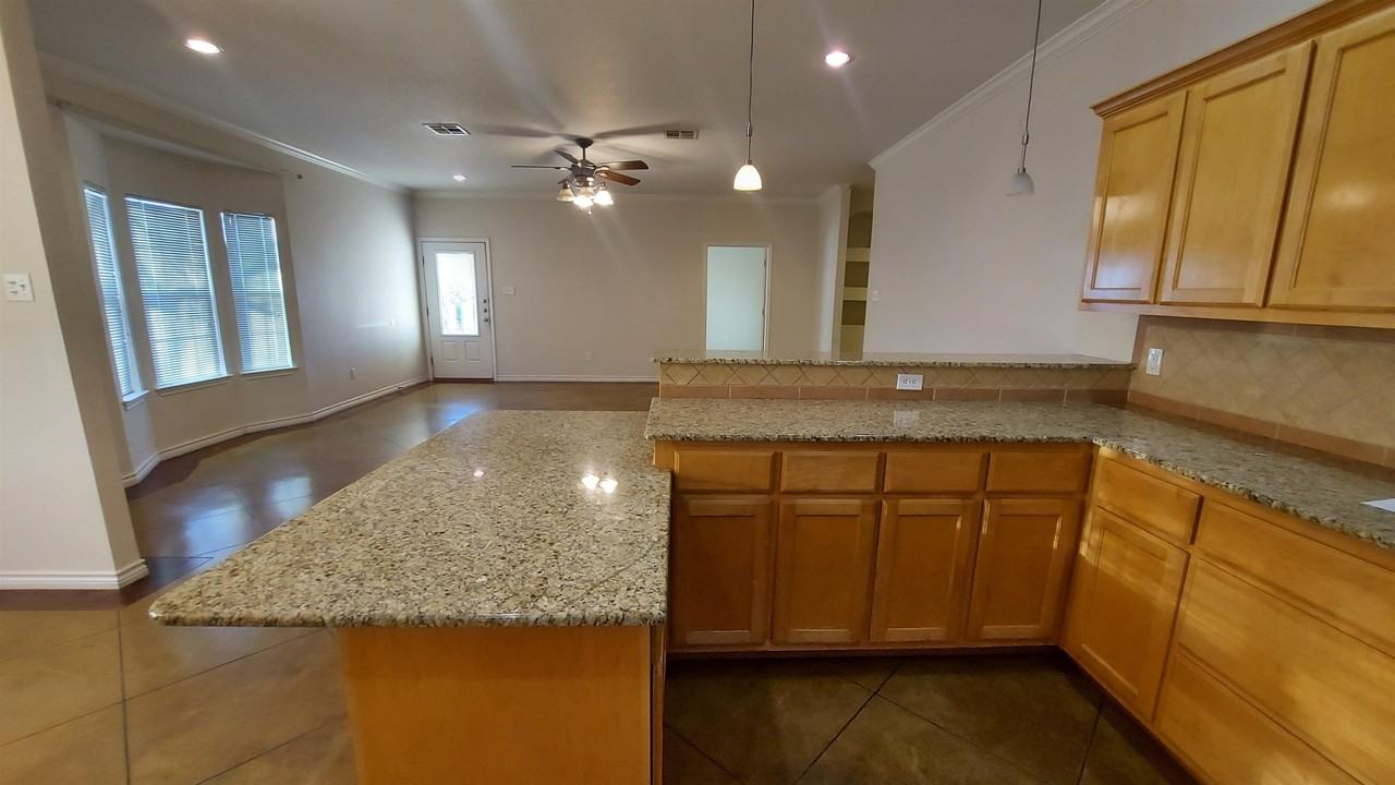 1504A Claremont Cir - Photo 5 of 11