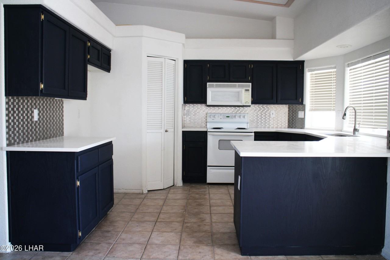 906 Desert View Dr - Photo 3 of 6