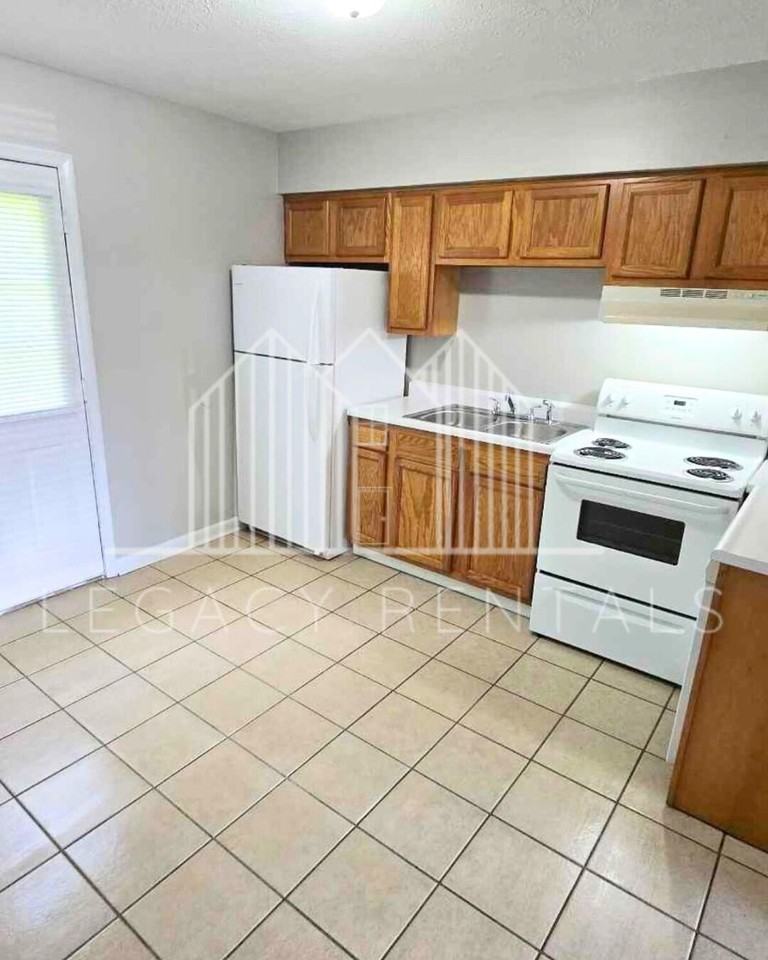 107 Robbins Dr Apt 1 - Photo 3 of 14