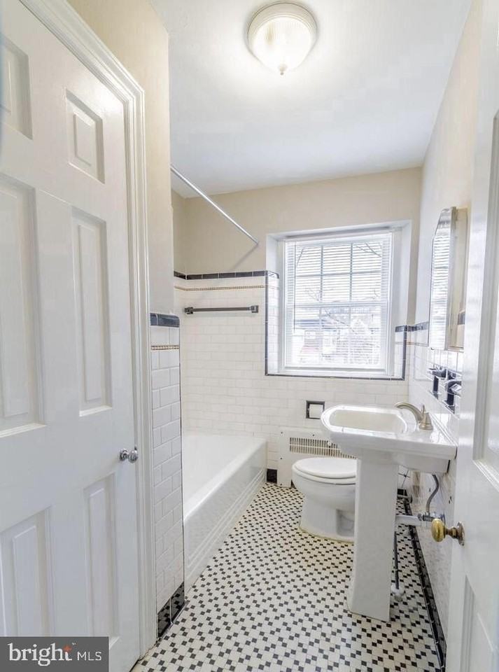 709 N Broom St - Photo 5 of 10