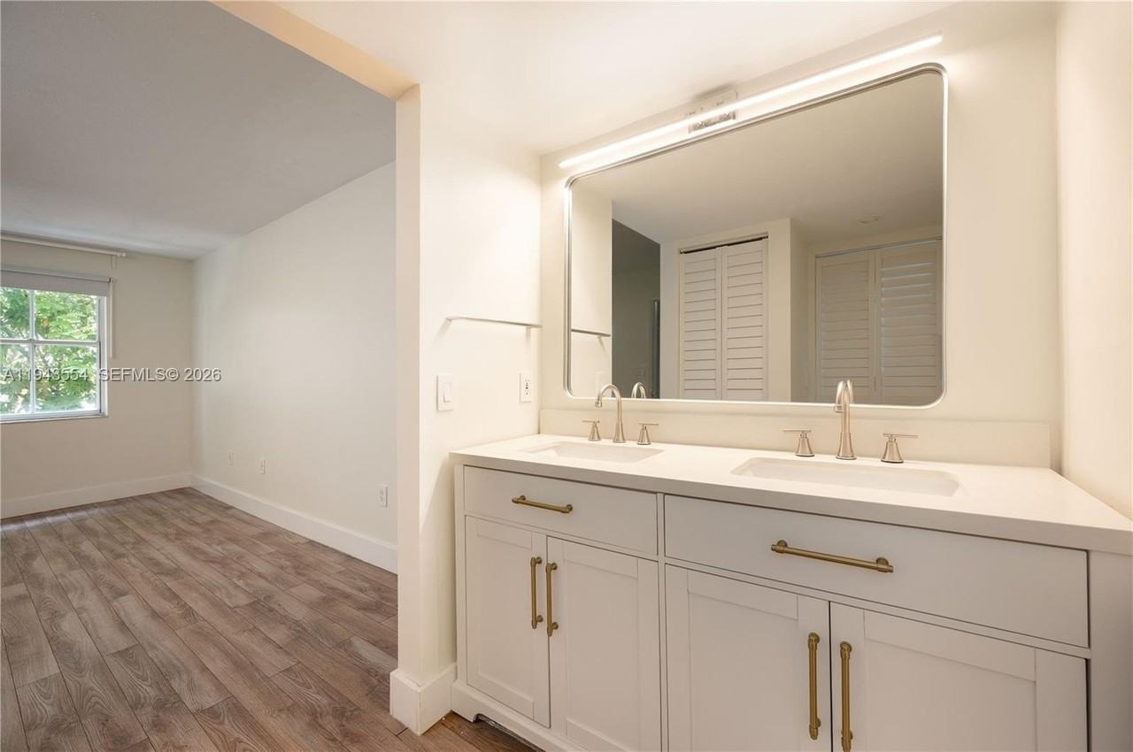 1 Alhambra Cir #203 - Photo 4 of 33