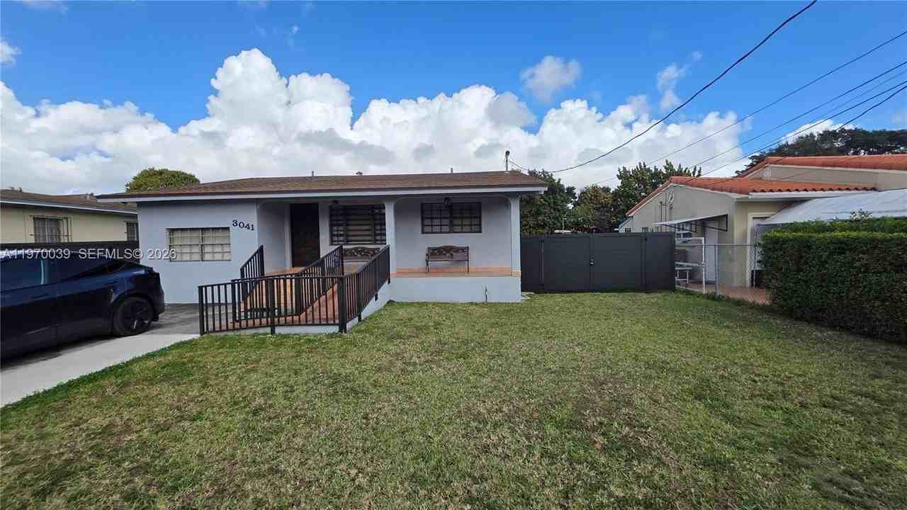 3041 Nw 16th St - Photo 3 of 35