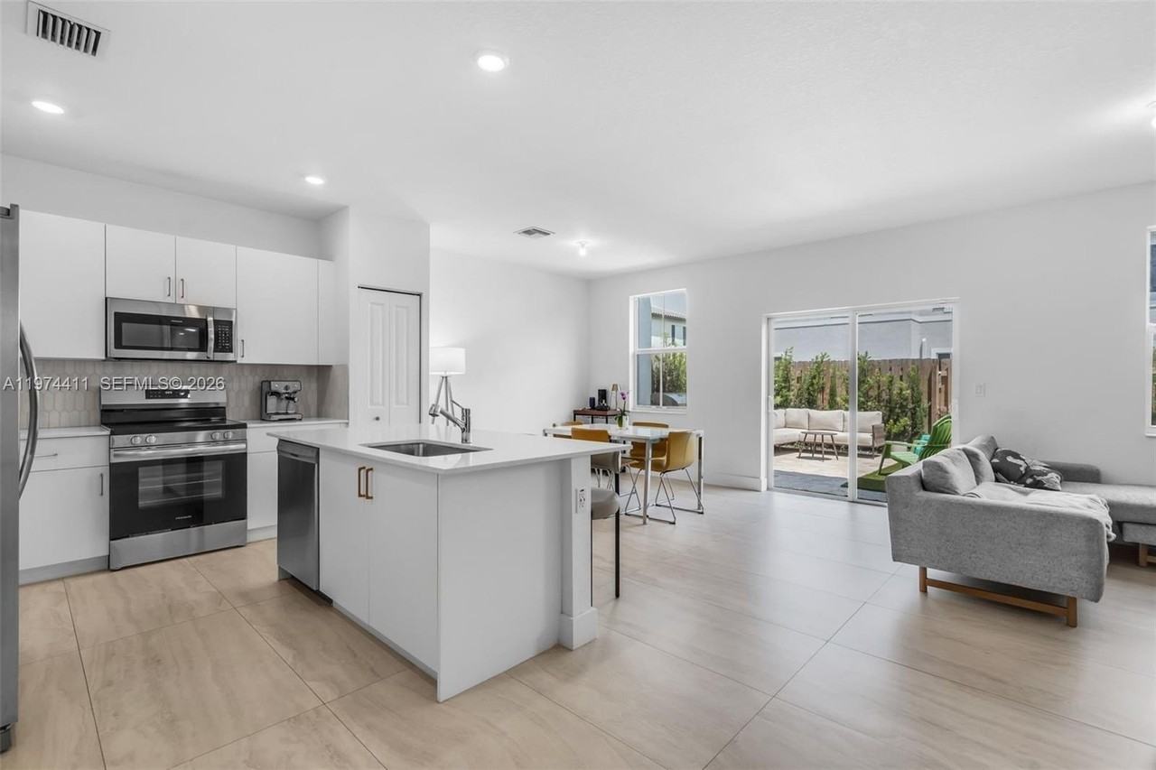 11927 Nw 46th St #11927 - Photo 4 of 50