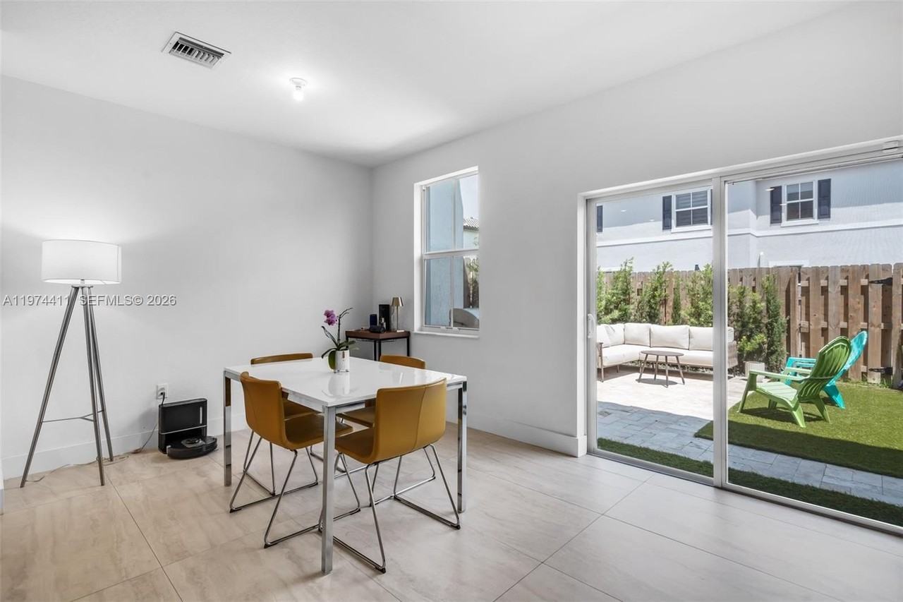 11927 Nw 46th St #11927 - Photo 5 of 50