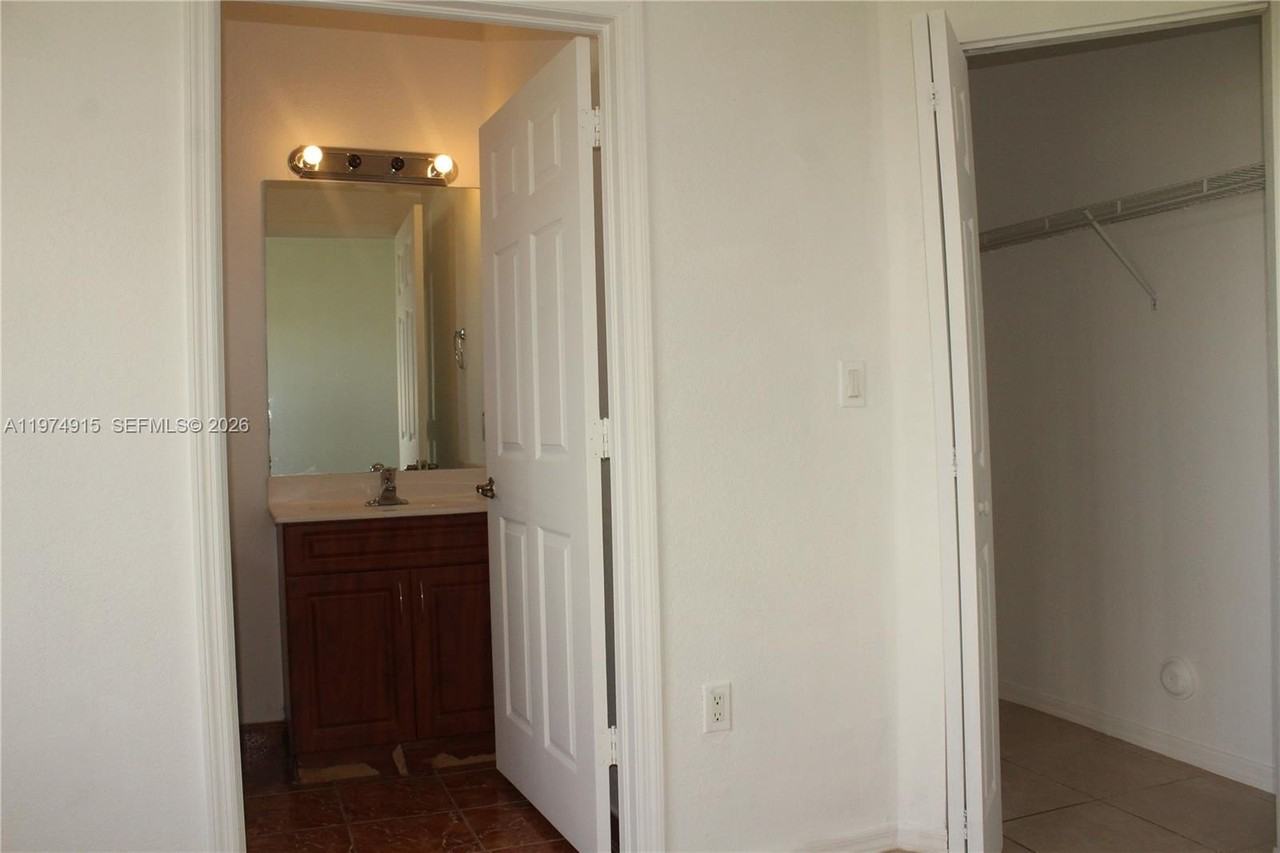 10937 Sw 181st Ter - Photo 4 of 49