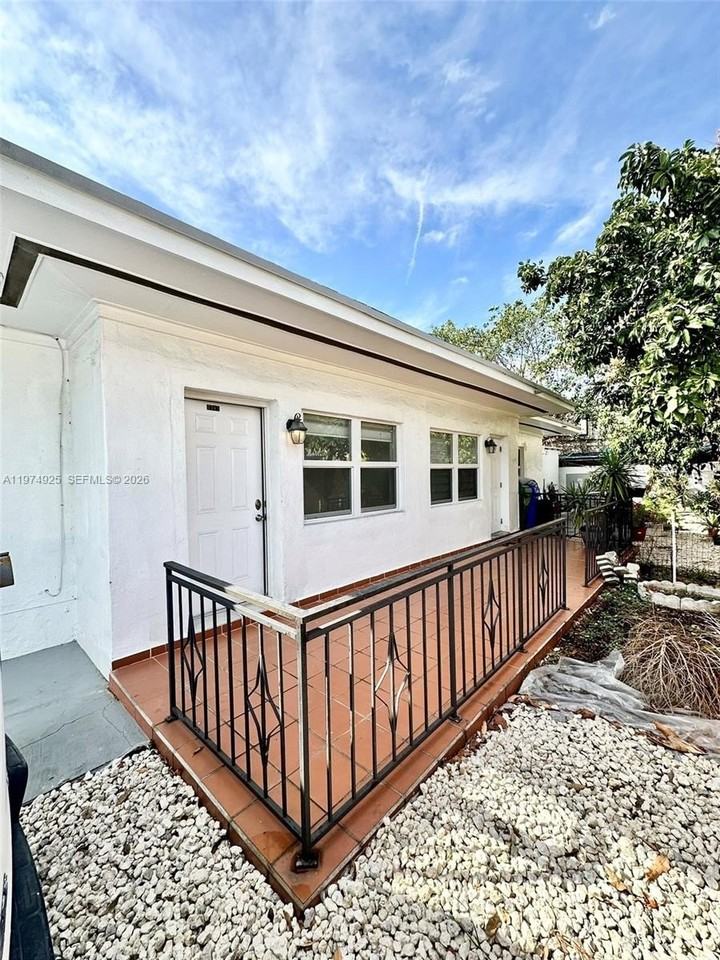 3461 Nw 6th St #3461 - Photo 2 of 20