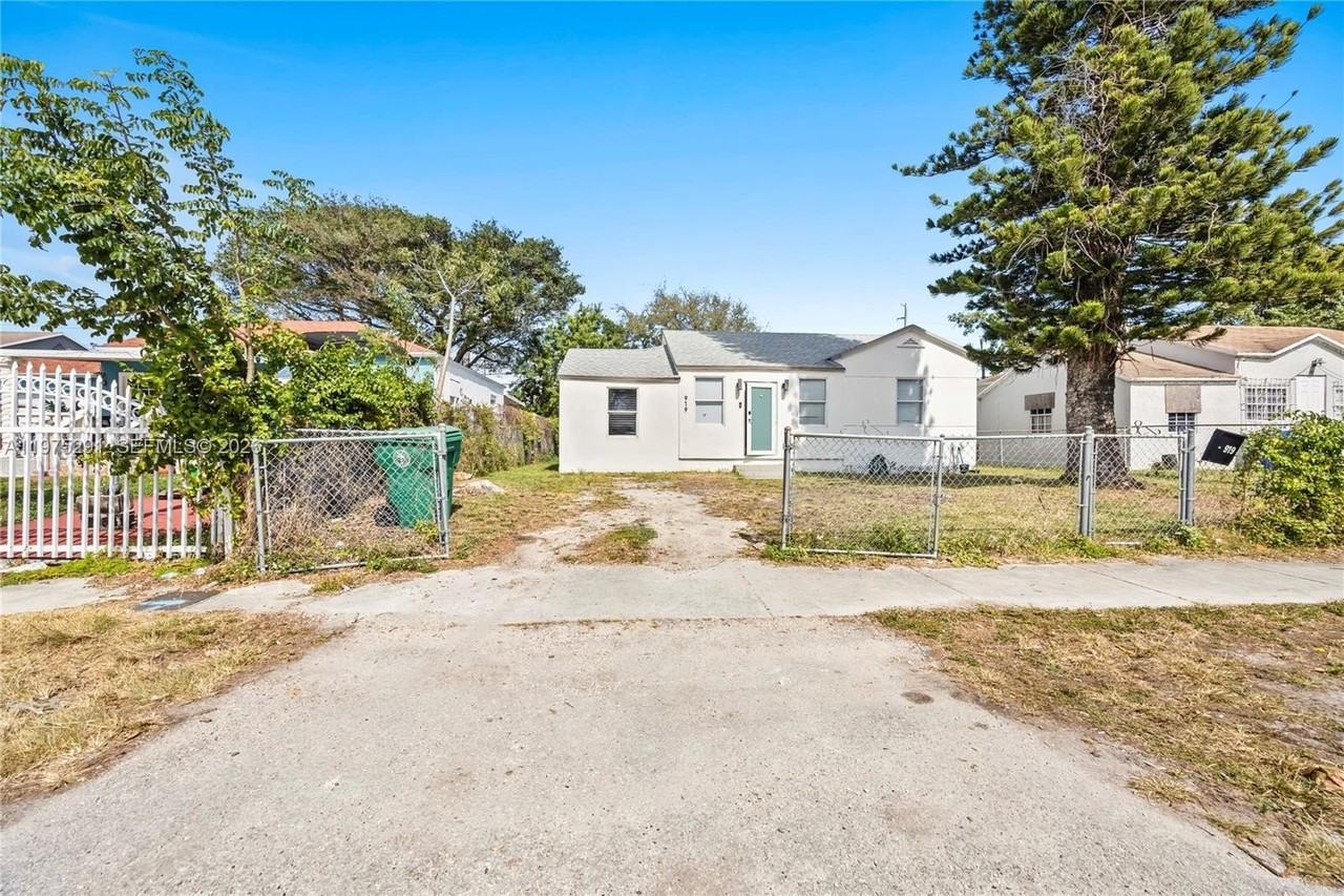 919 Nw 66th St - Photo 2 of 21