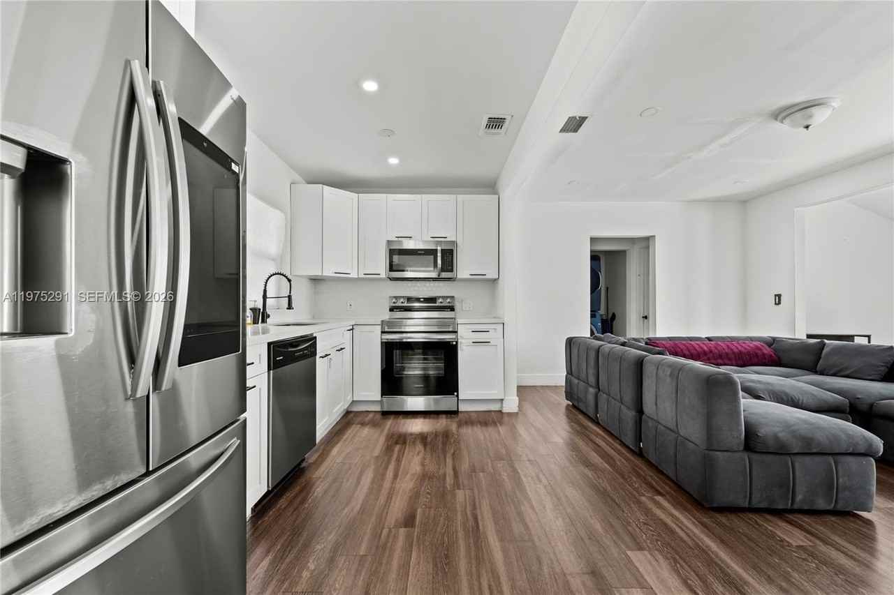 919 Nw 66th St - Photo 5 of 21