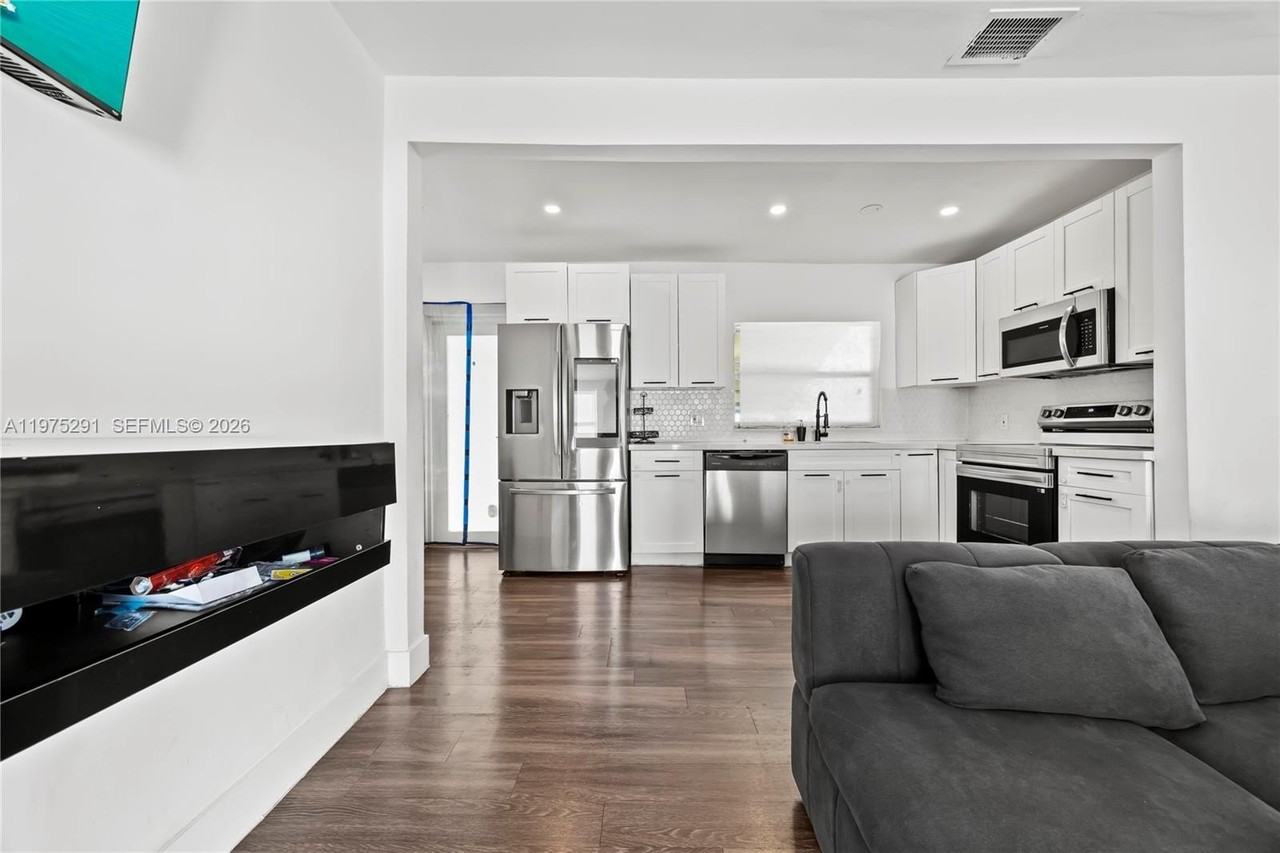 919 Nw 66th St - Photo 6 of 21