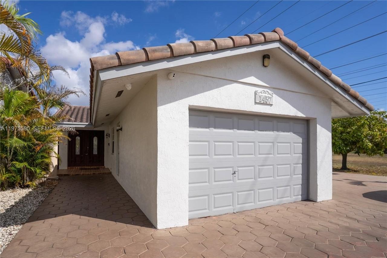 1457 Sw 136th Pl - Photo 2 of 25