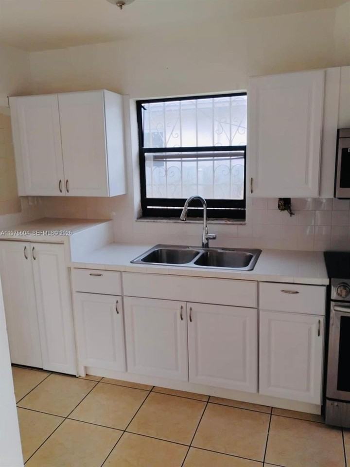 1590 Ne 161st St - Photo 4 of 10