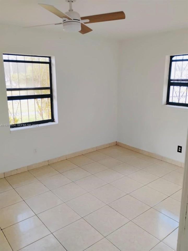 1590 Ne 161st St - Photo 6 of 10