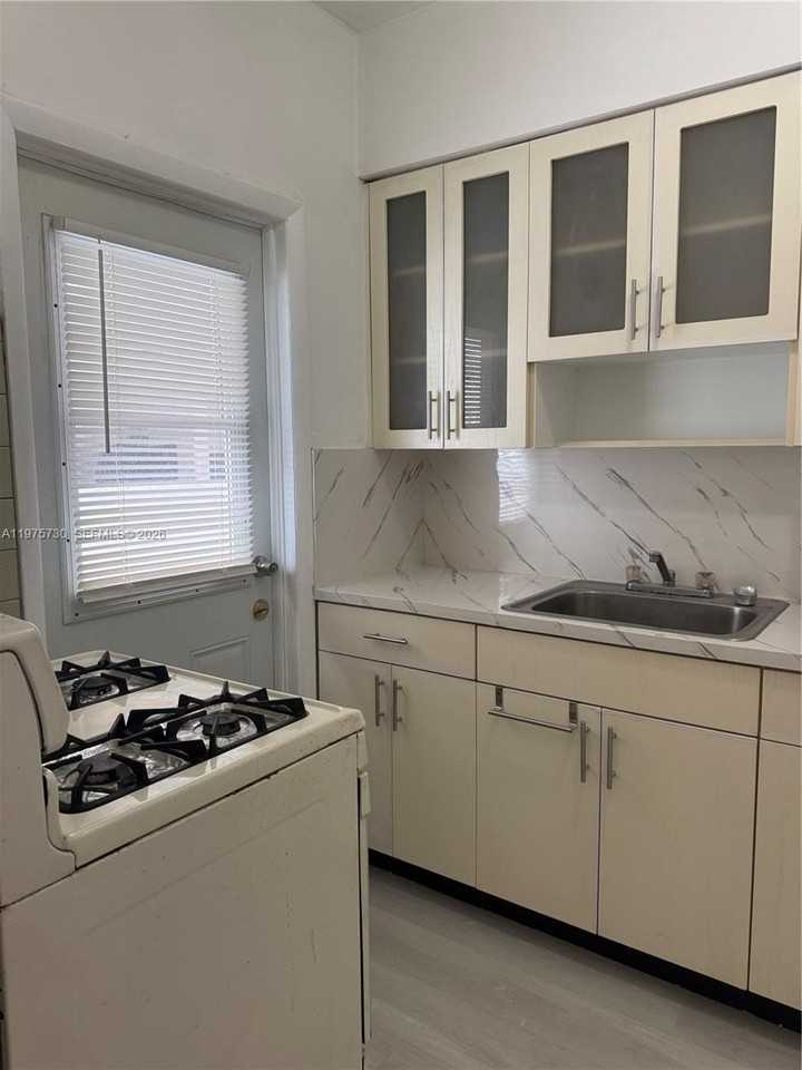 8420 Byron Ave #5 - Photo 6 of 10