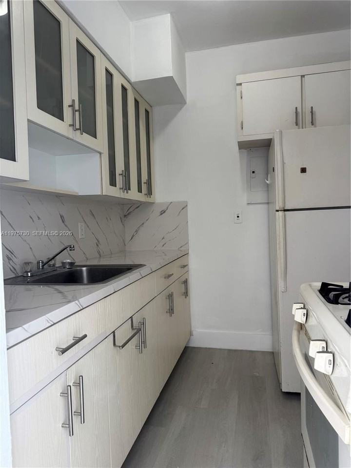8420 Byron Ave #5 - Photo 7 of 10