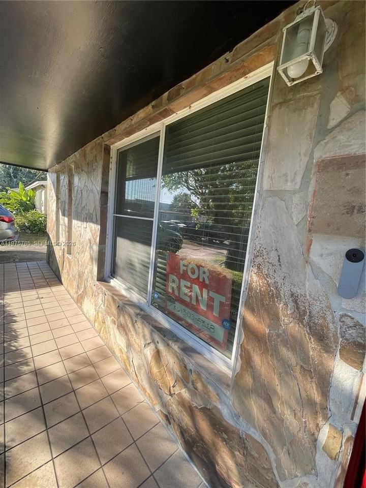 365 Nw 4th Ct - Photo 2 of 4